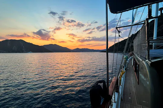 Adults-only boottocht bij zonsondergang, inclusief diner, vanaf Marmaris, met optionele vervoer