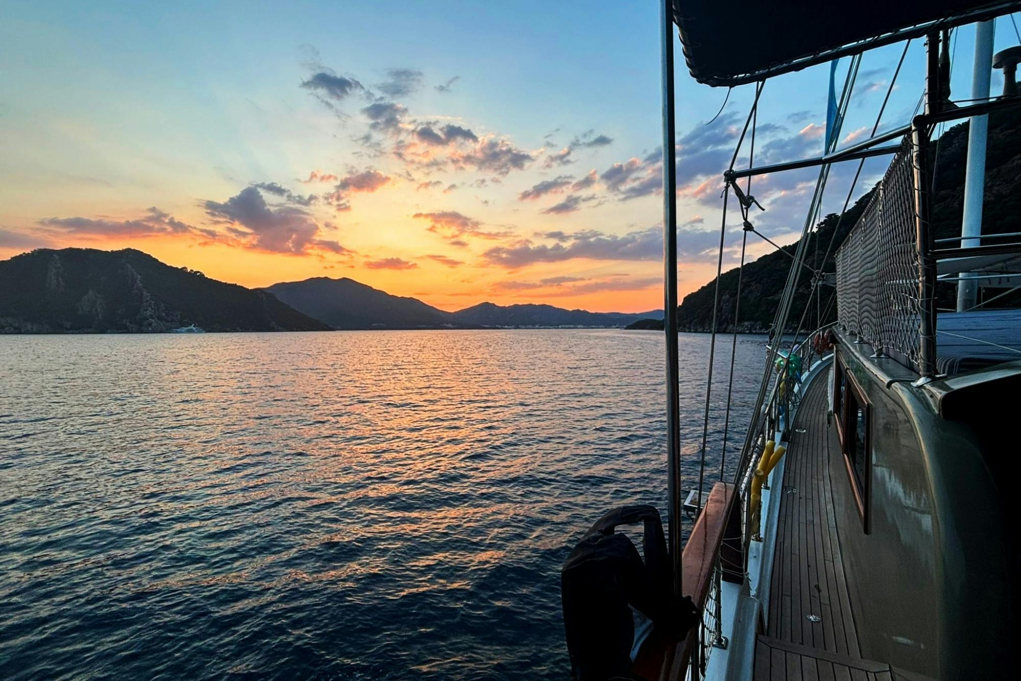 Croisière en goélette au coucher du soleil réservée aux adultes, avec dîner au départ de Marmaris et transferts en option
