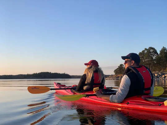 Magisk kajakpaddling i solnedgången i Stockholms skärgård