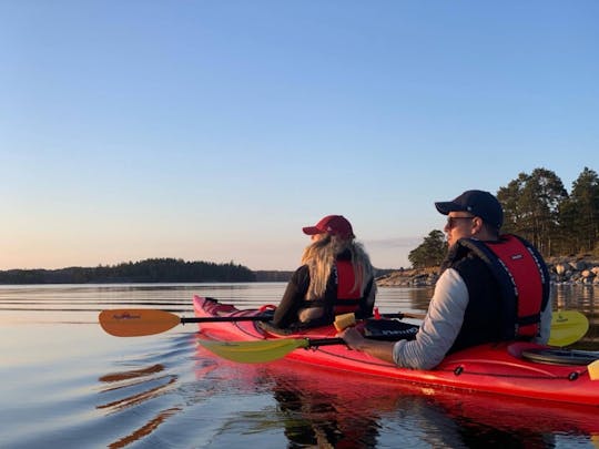 Excursão de caiaque ao pôr do sol no arquipélago de Estocolmo