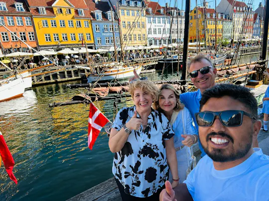 Recorrido a pie por Copenhague con ferry al puerto y visitas a los lugares de interés real
