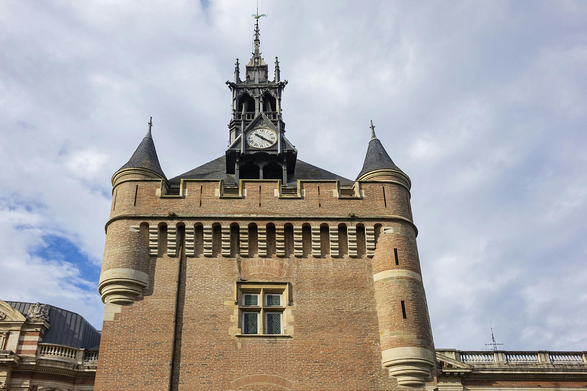 Jogo de exploração da cidade de Toulouse com um mistério de homicídio