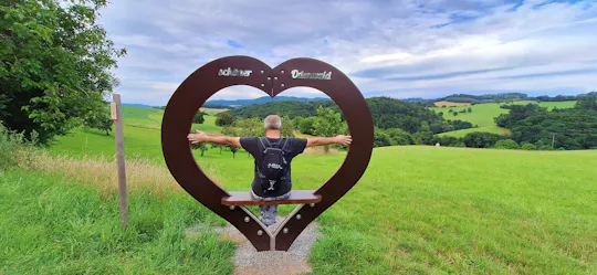 Percurso pedestre em Mörlenbach, no Odenwald, com vistas panorâmicas