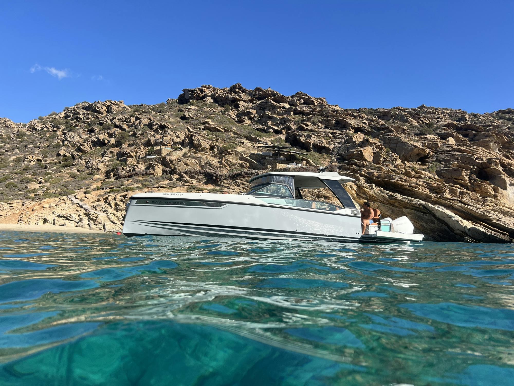 Excursion privée en hors-bord de luxe à la découverte des beautés cachées d'Ios
