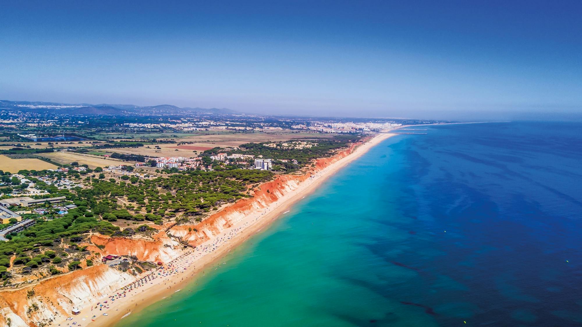 Croisière en catamaran le long de la côte et vers les grottes de Vilamoura et Benagil