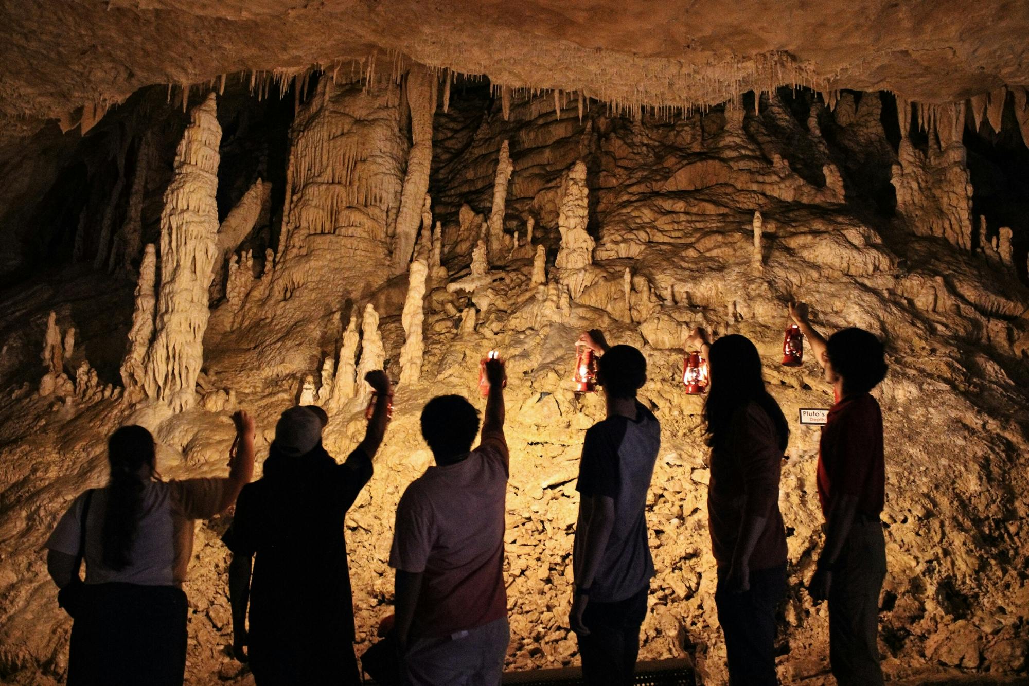 Laternentour durch die Natural Bridge Caverns