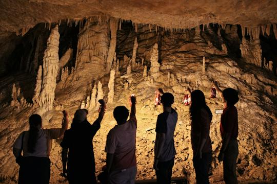 Laternentour durch die Natural Bridge Caverns