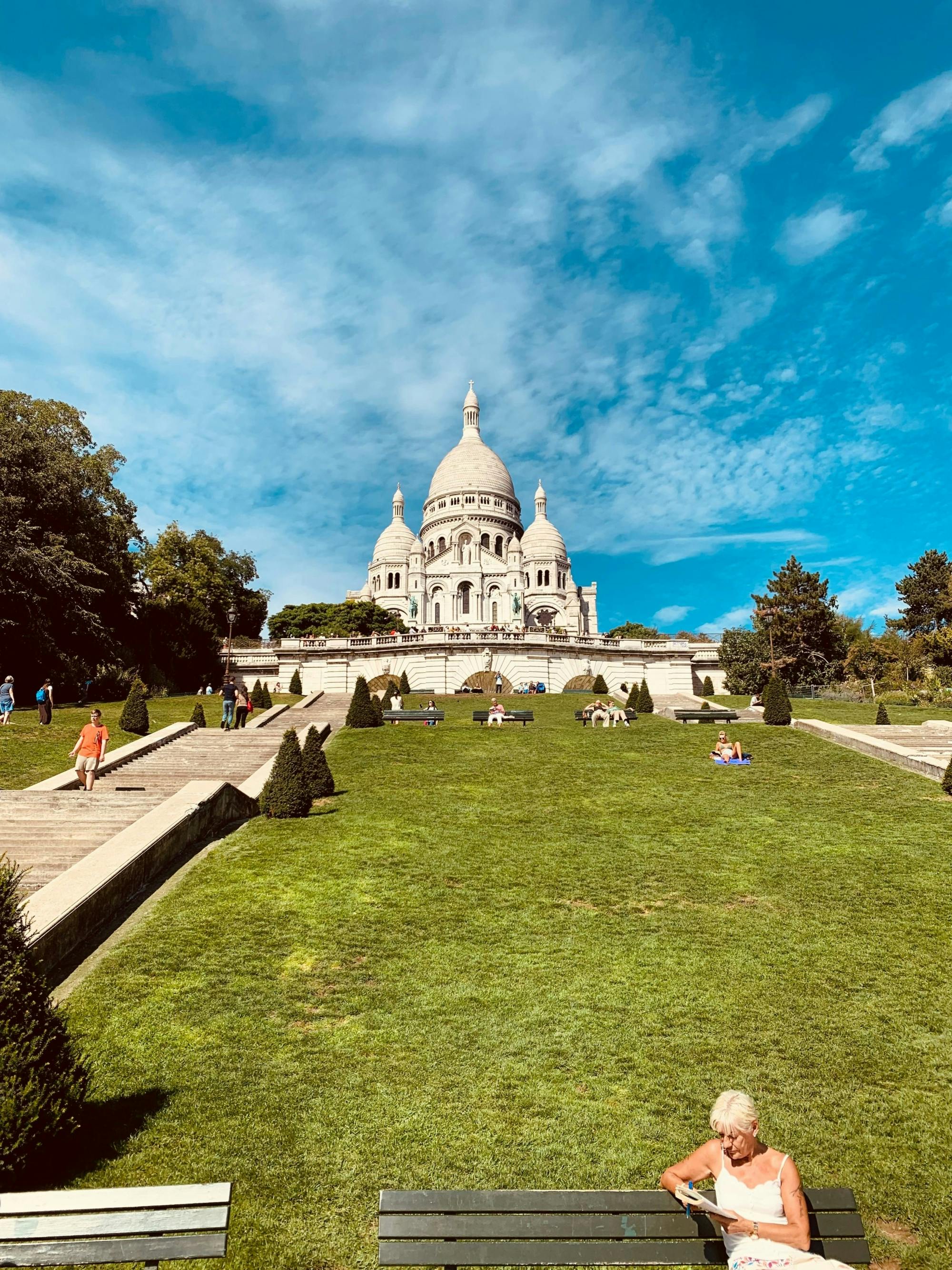 Passeio a pé por Montmartre com queijos franceses, charcutaria e vinho