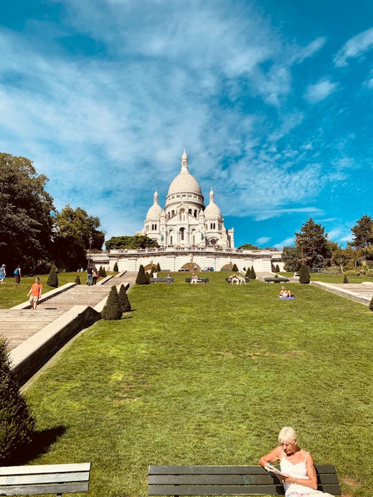 Passeio a pé por Montmartre com queijos franceses, charcutaria e vinho