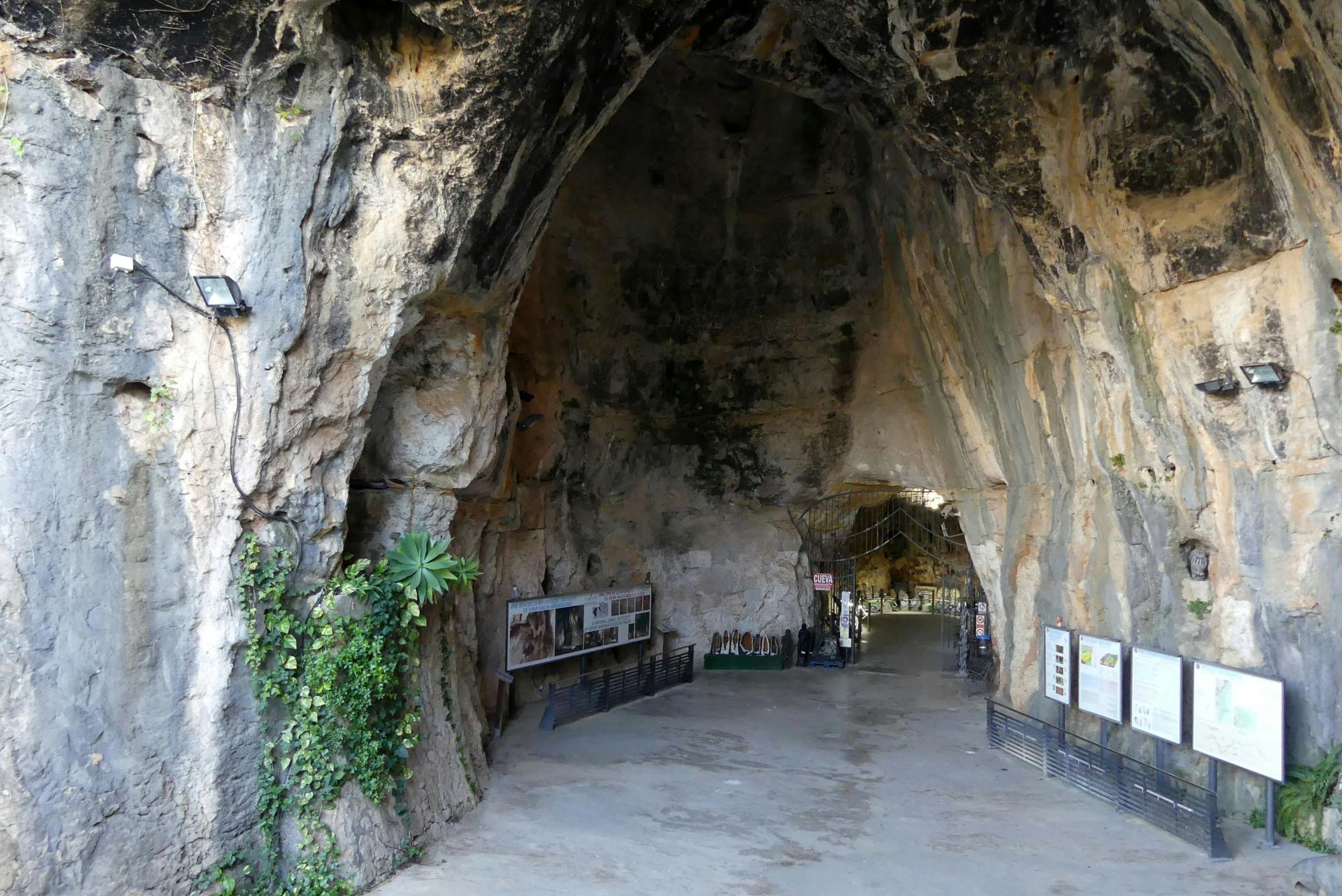 Jalon and the Caves of Skulls full-day tour from Calpe