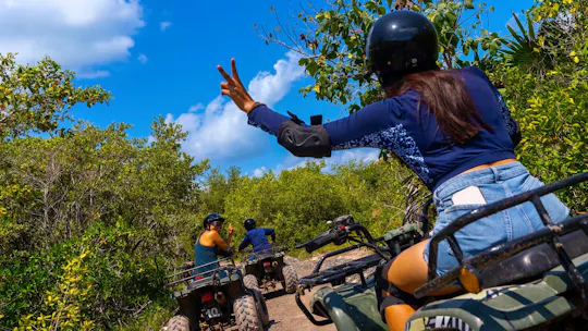 Aventure en quad dans la jungle et balade en hydroglisseur jusqu'à la plage d'Isla Blanca