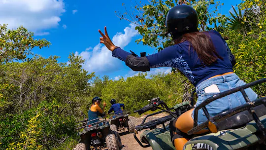 Avventura nella giungla in quad e giro in airboat fino alla spiaggia di Isla Blanca