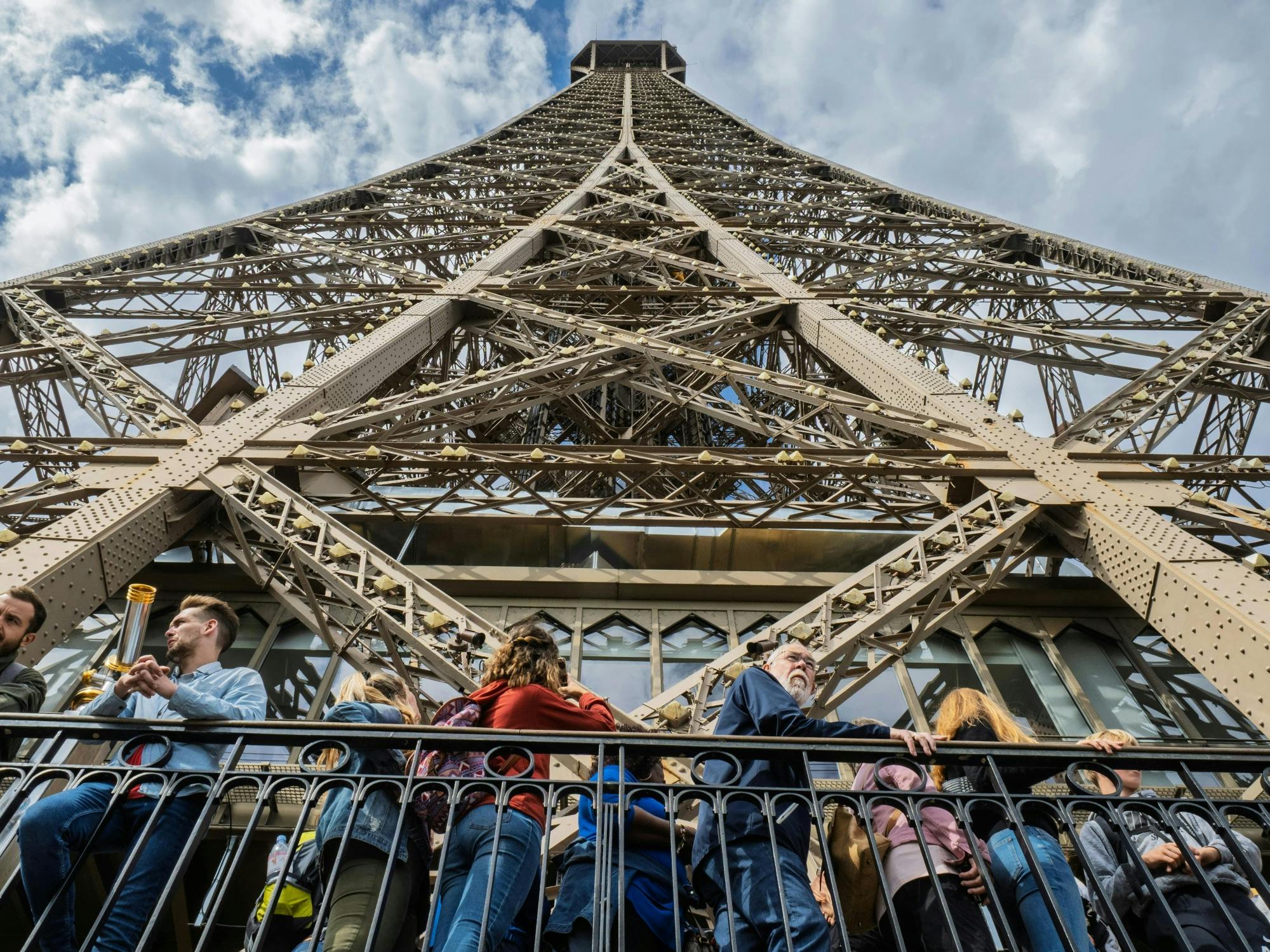 Visita guiada em grupo reduzido ao topo da Torre Eiffel com cruzeiro pelo rio Sena