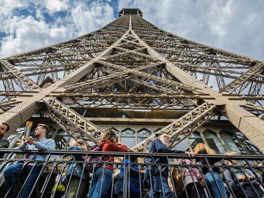 Visita guiada em grupo reduzido ao topo da Torre Eiffel com cruzeiro pelo rio Sena