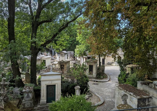 Visita guiada en grupo reducido al cementerio de Père Lachaise con aperitivo de vinos
