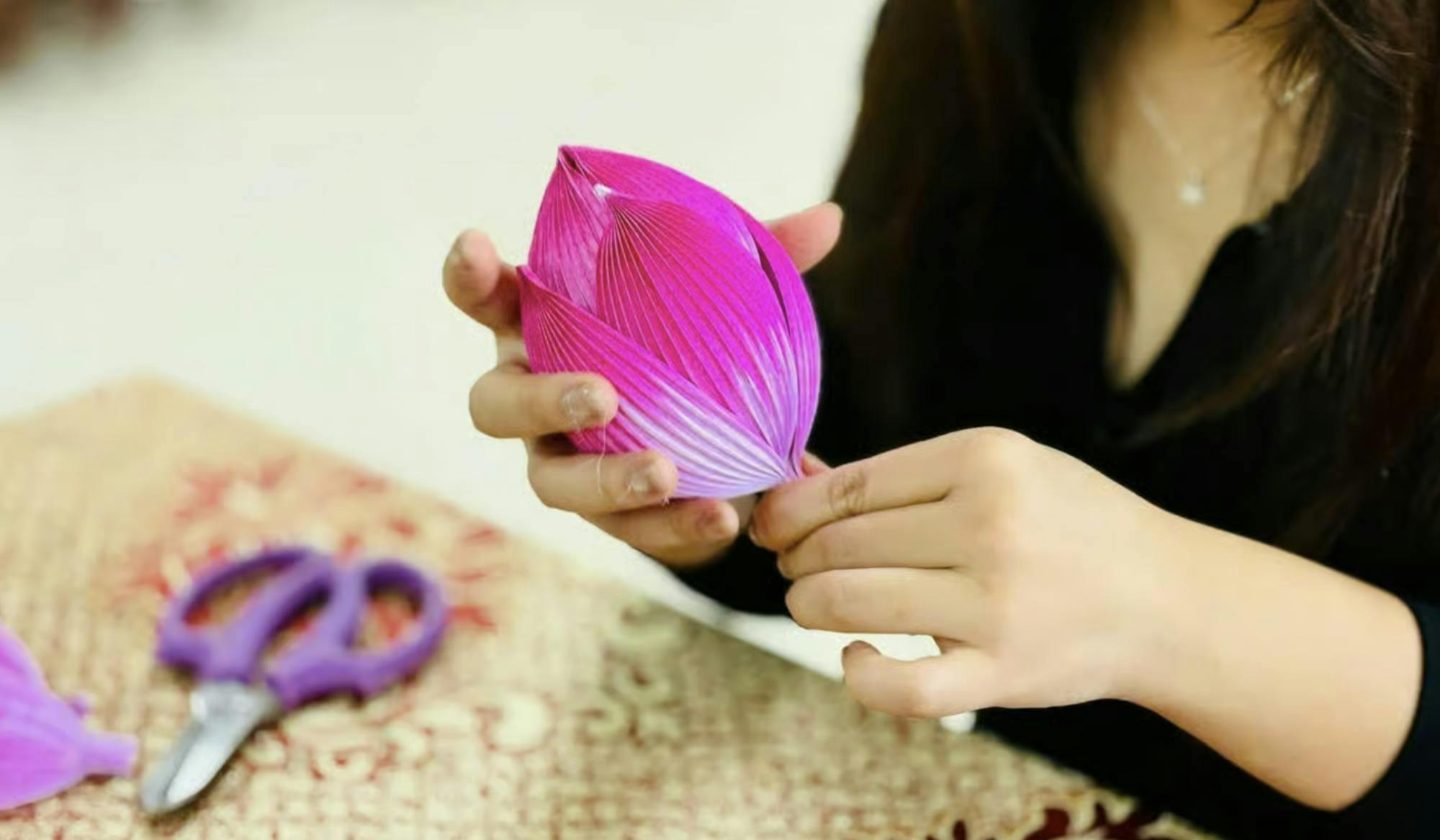 Lotus paper flower-making workshop with drink in Hue