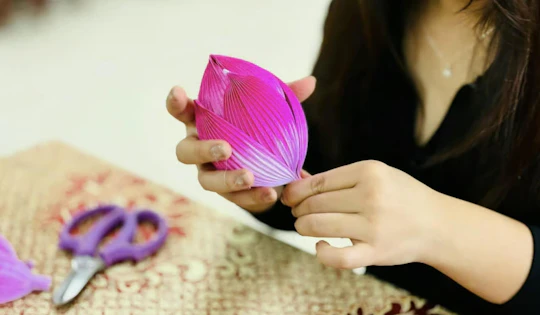 Lotus paper flower-making workshop with drink in Hue