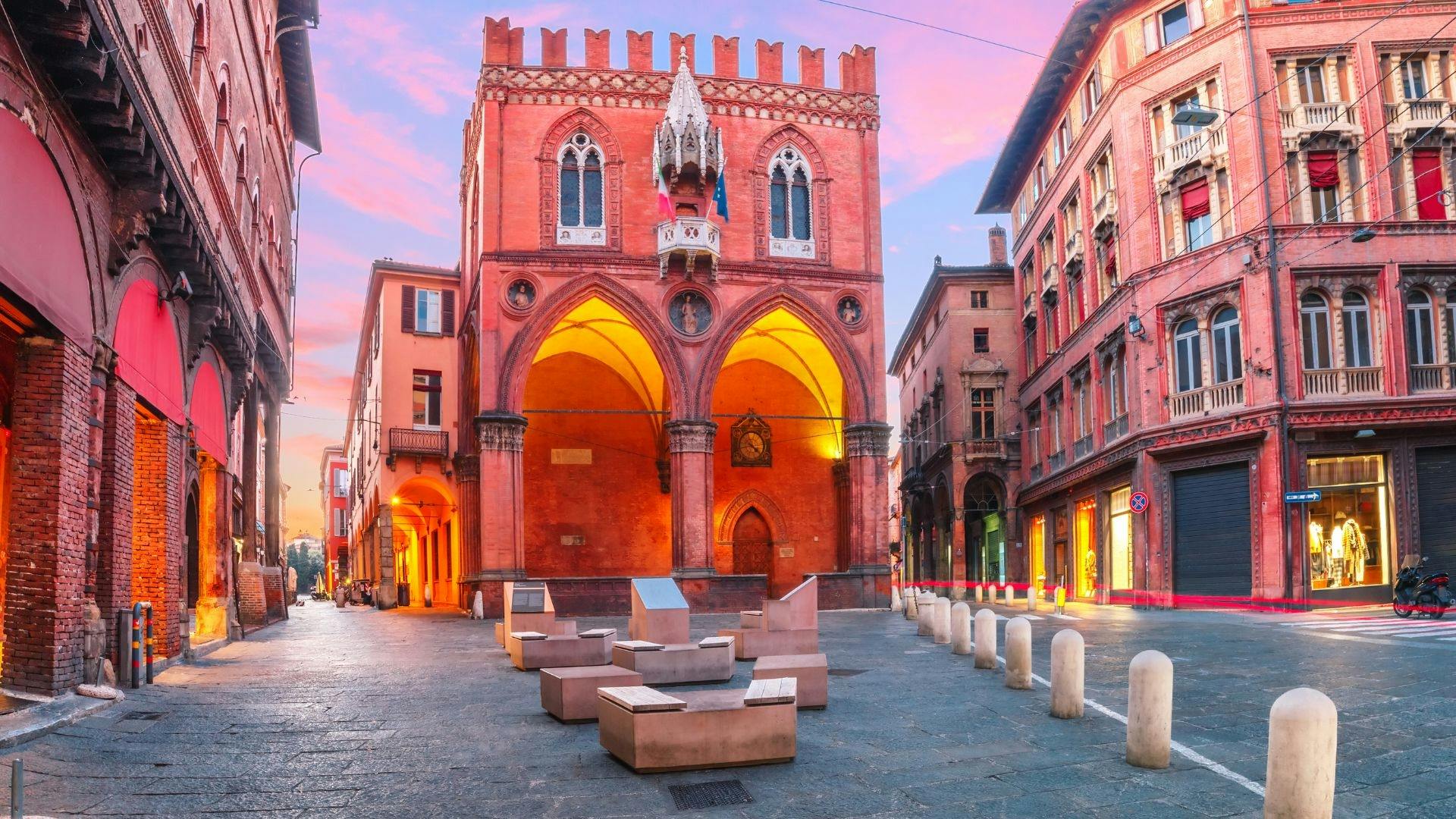 Bologna private walking tour with a local