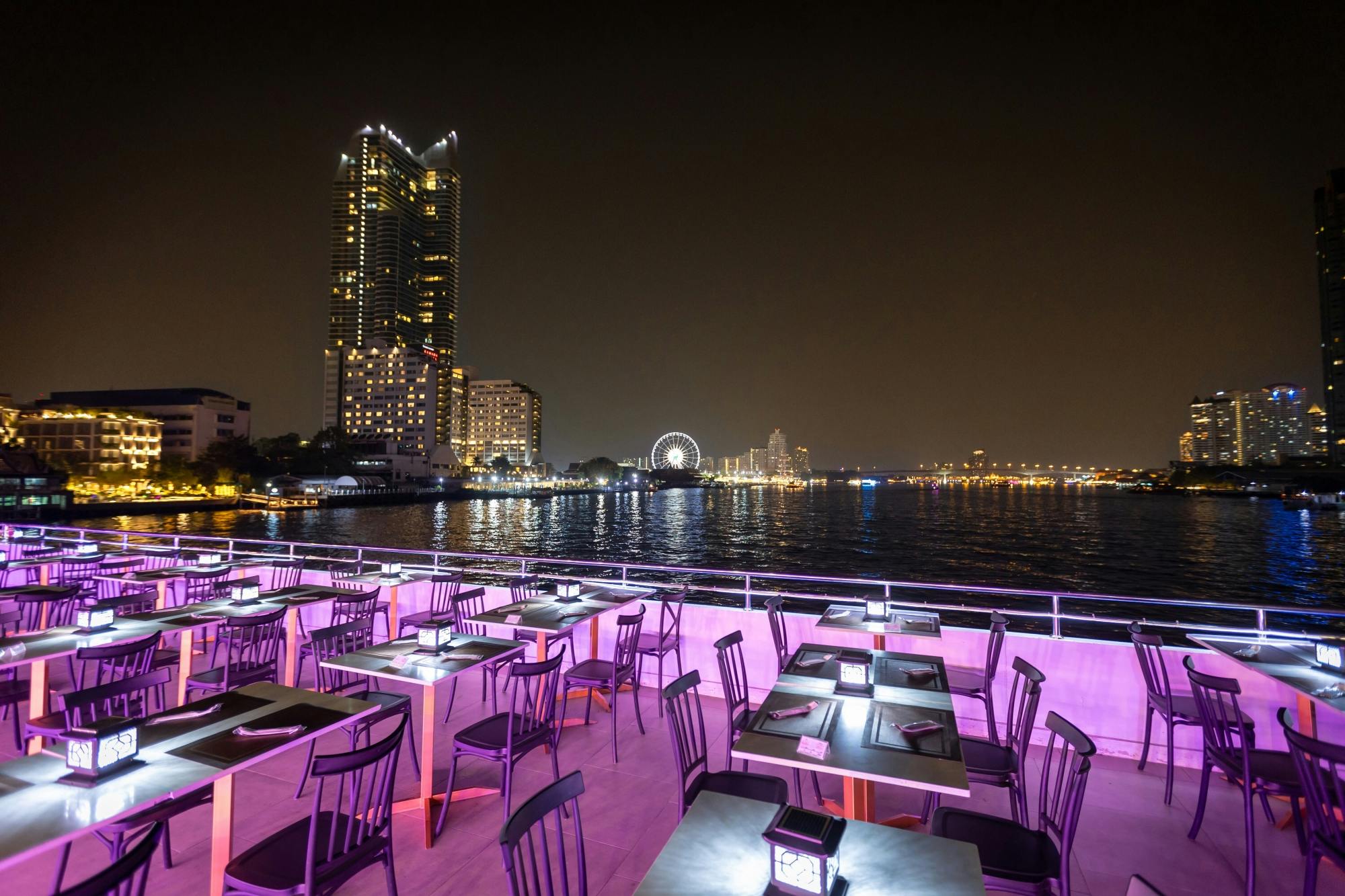 Abendliche Bootsfahrt mit der „The Luxury White“ auf dem Chao Phraya mit Transfer