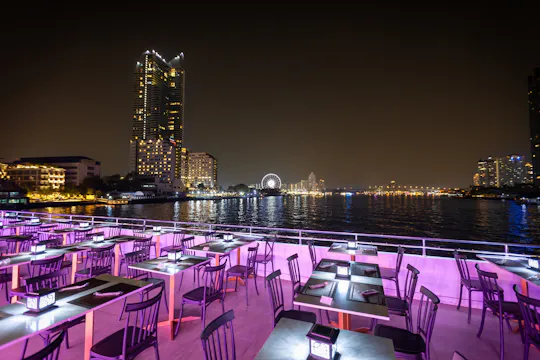 Wieczorny rejs z kolacją statkiem „The Luxury White” po rzece Chao Phraya wraz z transportem