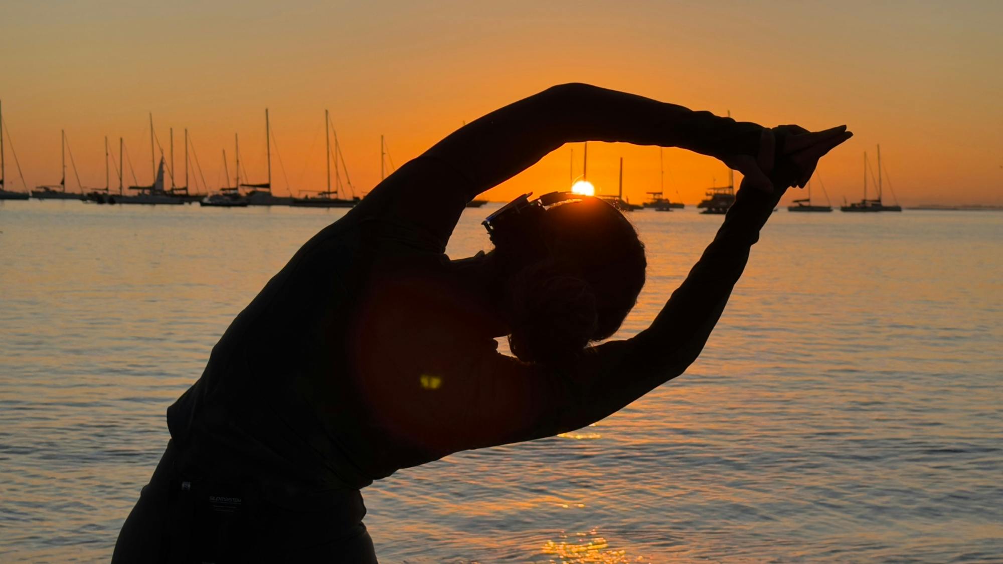 Stille yoga ved solopgang i Corralejo