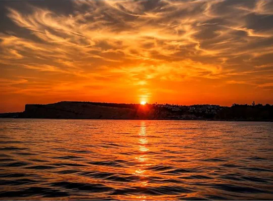Passeio de barco ao pôr do sol nas grutas da Ponta da Piedade em Lagos