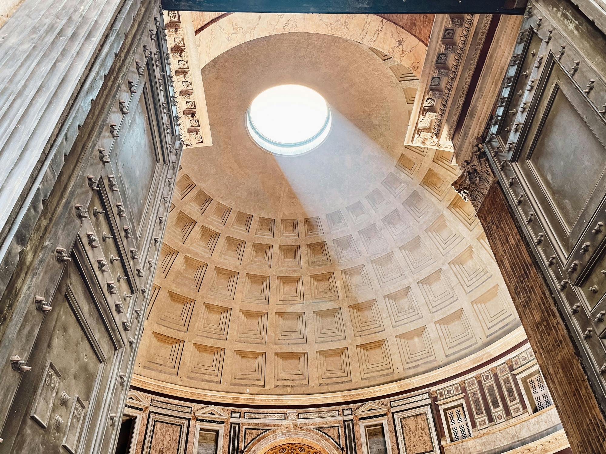 Geführte Gruppenführung durch das Pantheon und den Trevi-Brunnen unterirdisch mit Tourguide