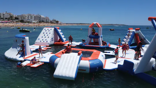Abenteuer im aufblasbaren Wasserpark an der Algarve
