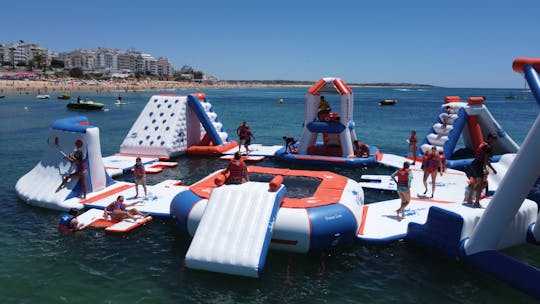 Aventure dans un parc aquatique gonflable en Algarve