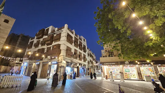 Jeddah Al Balad walking tour with traditional craft workshop