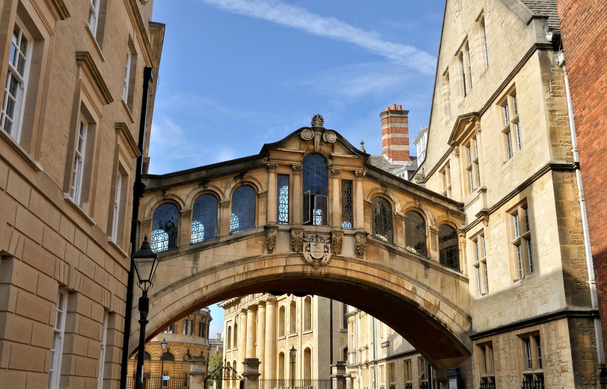 Visita audioguiada autoguiada por los lugares de Lyra en Oxford