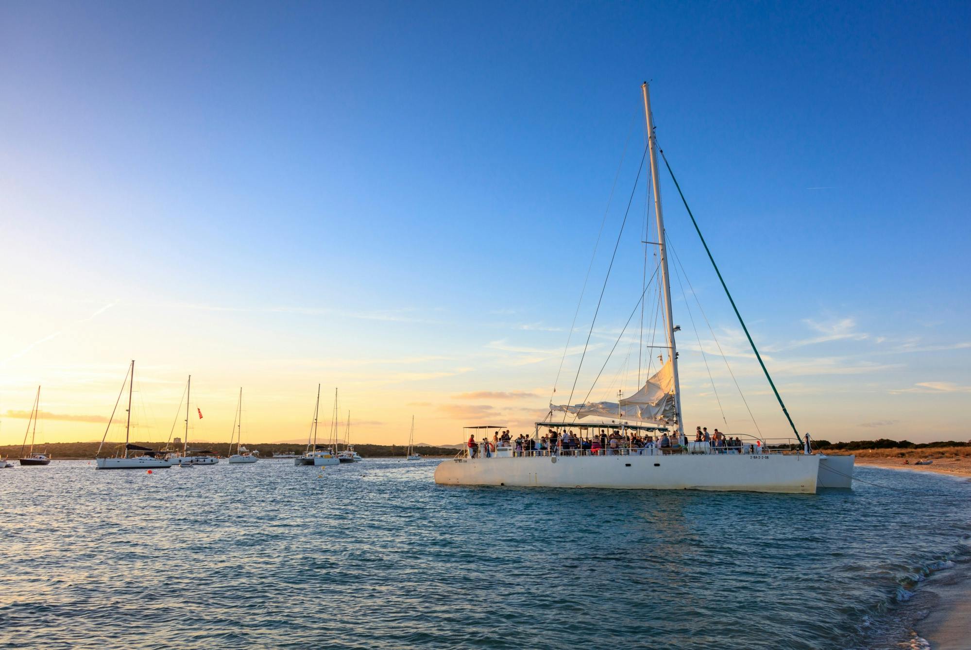 Crociera serale in catamarano a Kos riservata agli adulti, con bevande e stuzzichini