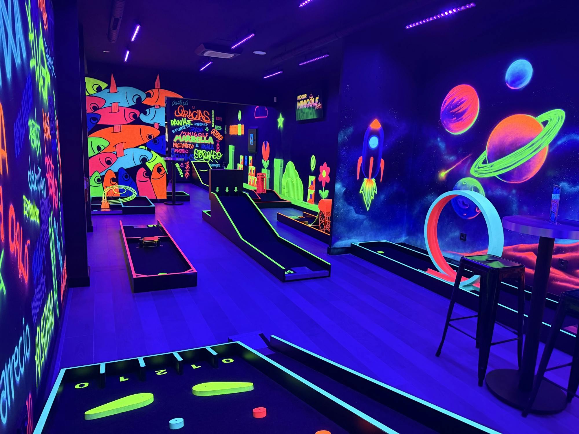 Minigolfe com luzes de néon em recinto coberto em Marbella, com 18 buracos