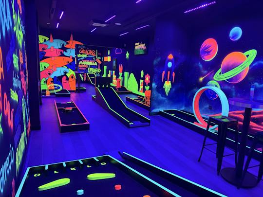 Minigolf de neón cubierto en Marbella con 18 hoyos