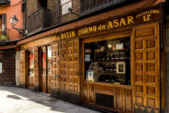 Madrid tapas, taverns and history tour with Botín special access
