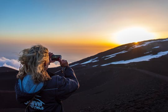 Met een gids naar de Etna bij zonsondergang en een Siciliaans diner