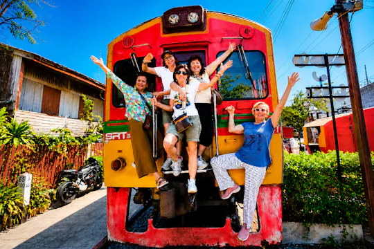 Mercado flutuante, mercado ferroviário de Maeklong e Templo do Dragão