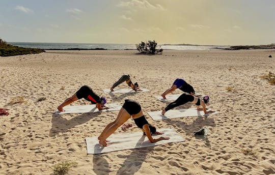 Esperienza di yoga al tramonto a El Cotillo
