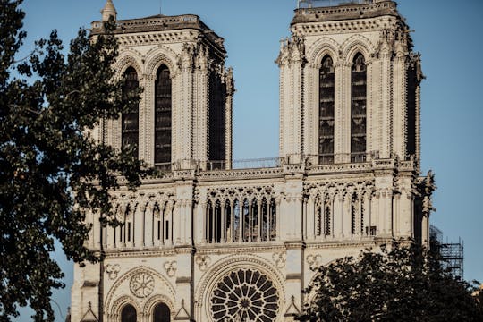 Visita guiada ao exterior da Catedral de Notre-Dame, com visita ao interior opcional
