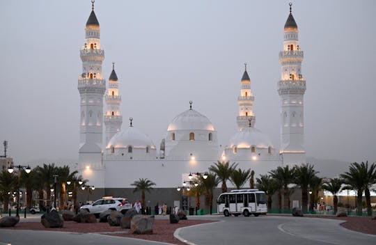 Itinerario a piedi alla scoperta del patrimonio culturale di Medina, con visita alla Moschea di Quba e degustazione di datteri