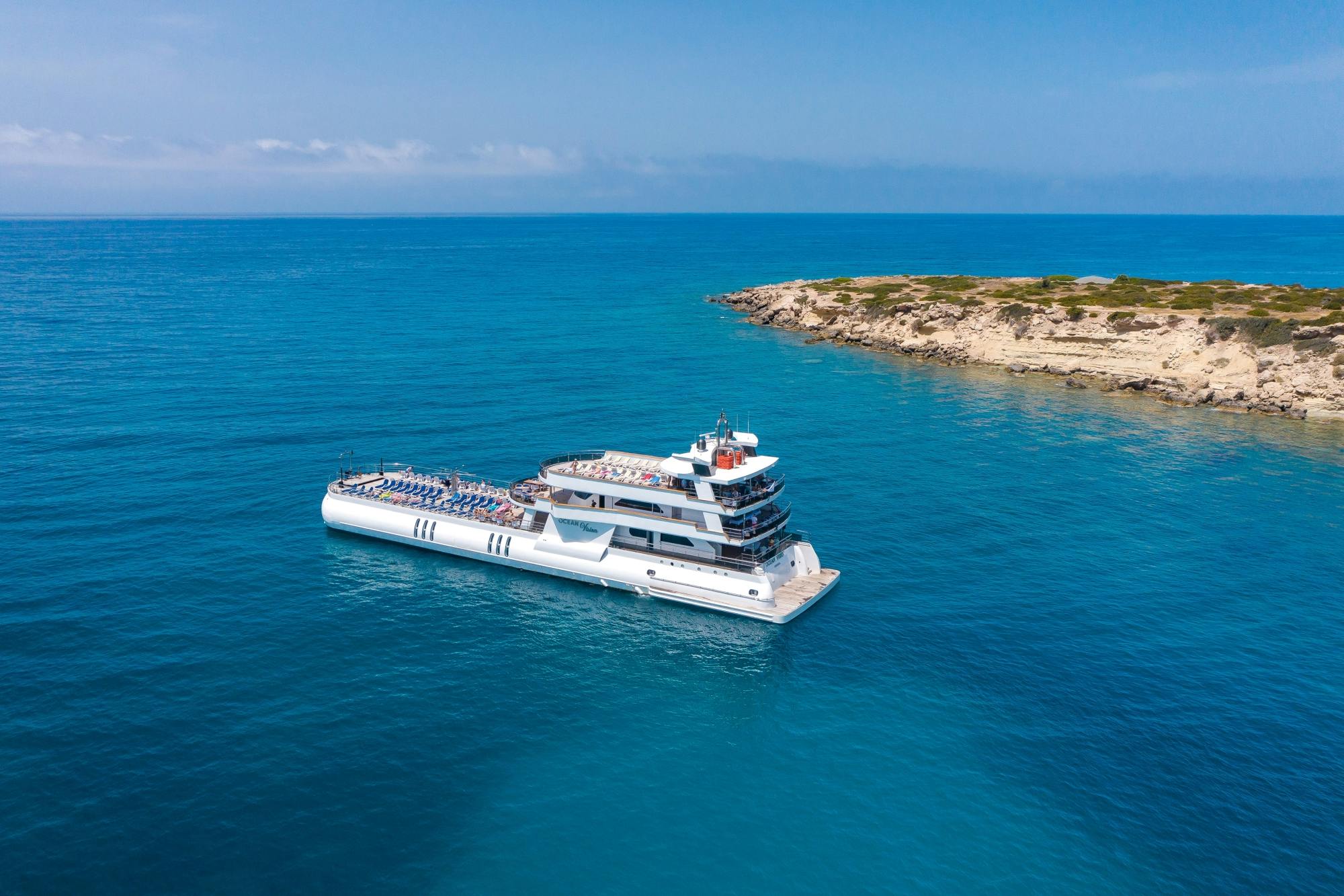 Paphos Ocean Vision Bootsfahrt am Abend mit Show und Transfer