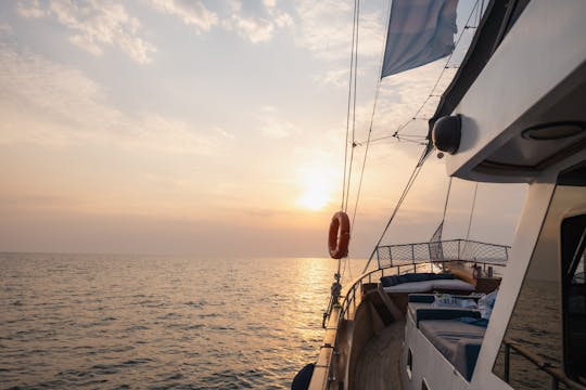 Gulet-Bootsfahrt bei Sonnenuntergang nur für Erwachsene mit Abendessen ab Side