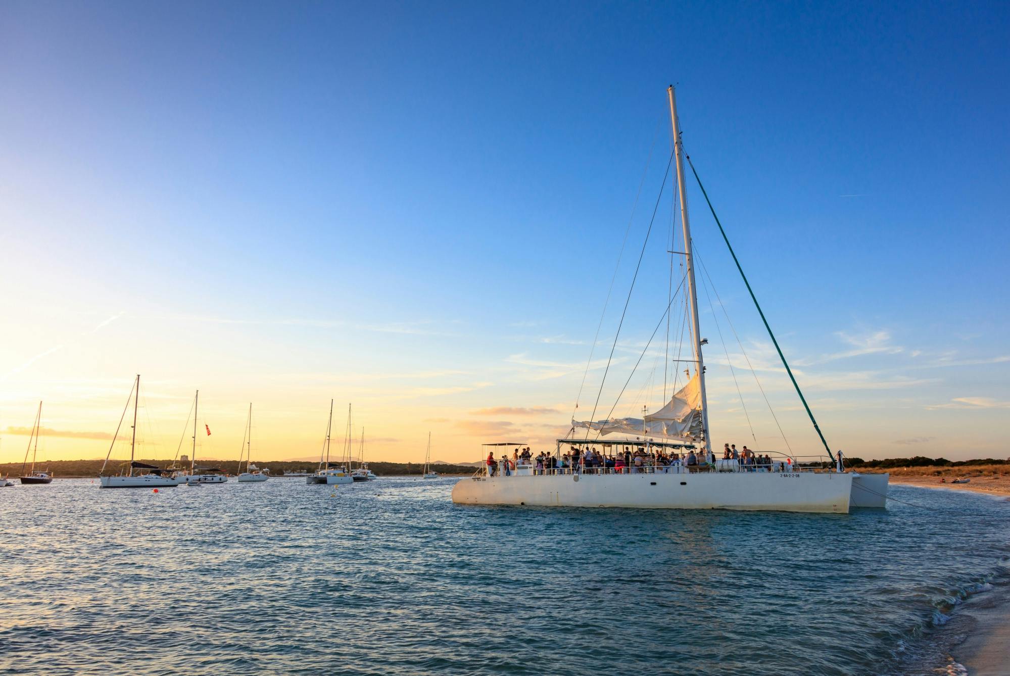 Adults-only catamarantocht in de avonduren bij Kos, inclusief drankjes en hapjes