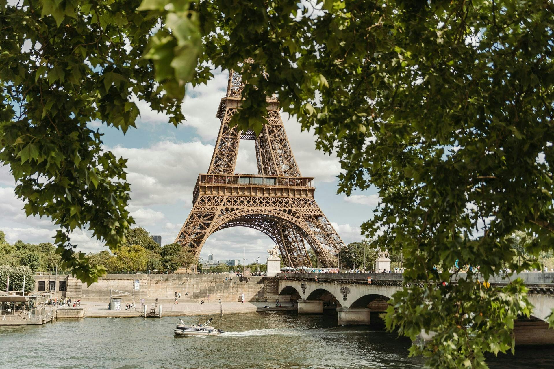 Eiffel Tower views, Île de la Cité and Louvre access