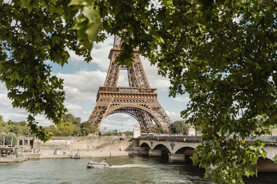 Vistas da Torre Eiffel, da Île de la Cité e acesso ao Louvre