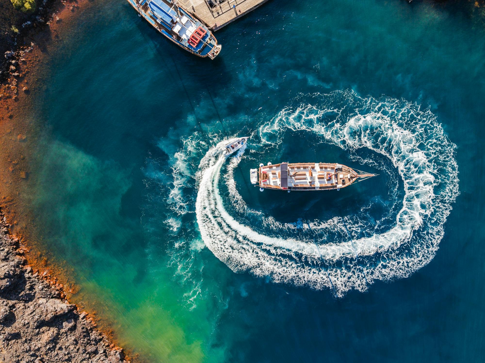Crociera con cena al tramonto sulle isole vulcaniche a Santorini