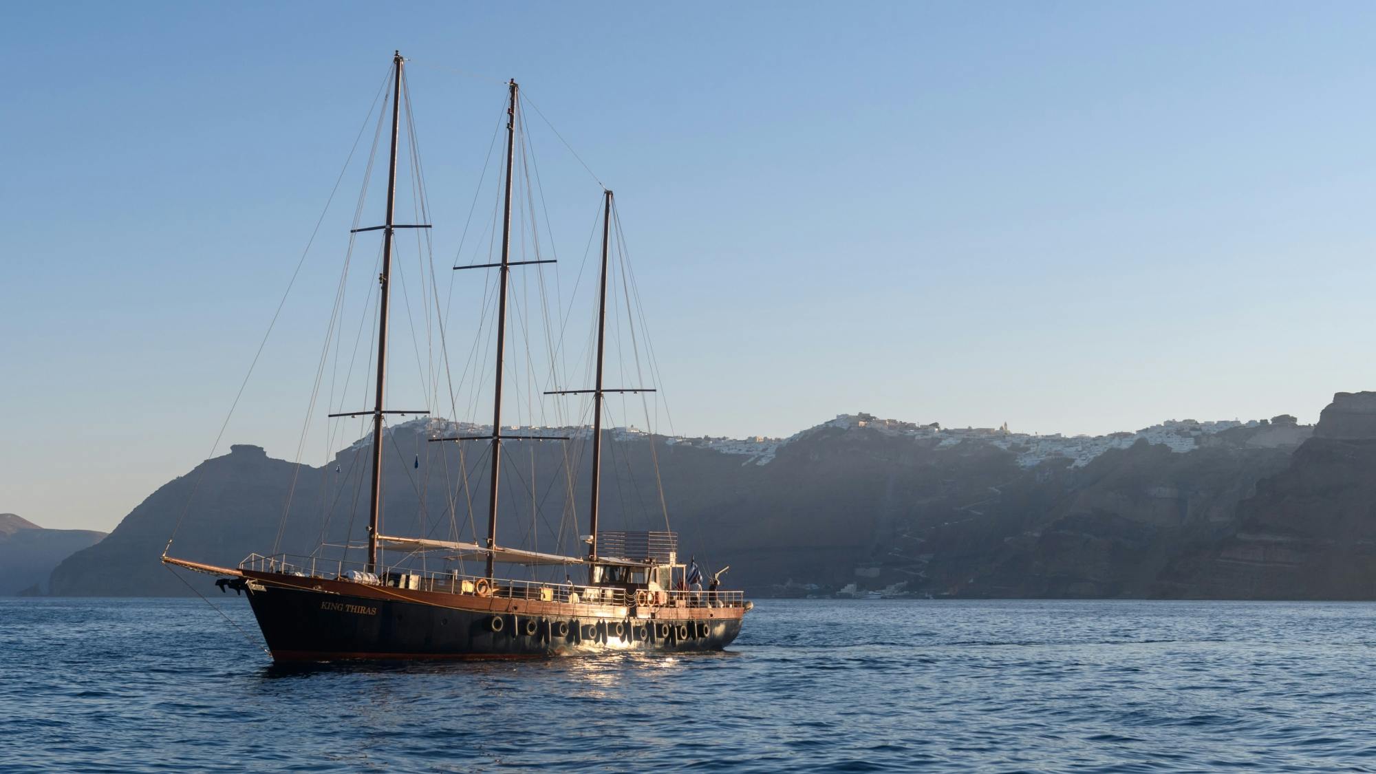 Excursão turística ao vulcão de Santorini