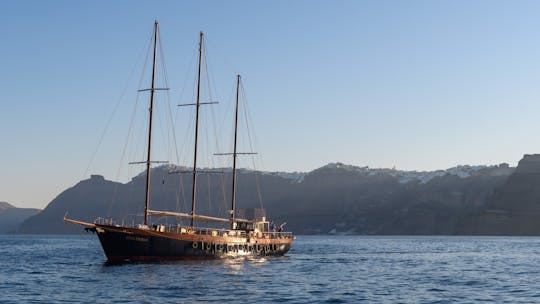 Excursão turística ao vulcão de Santorini