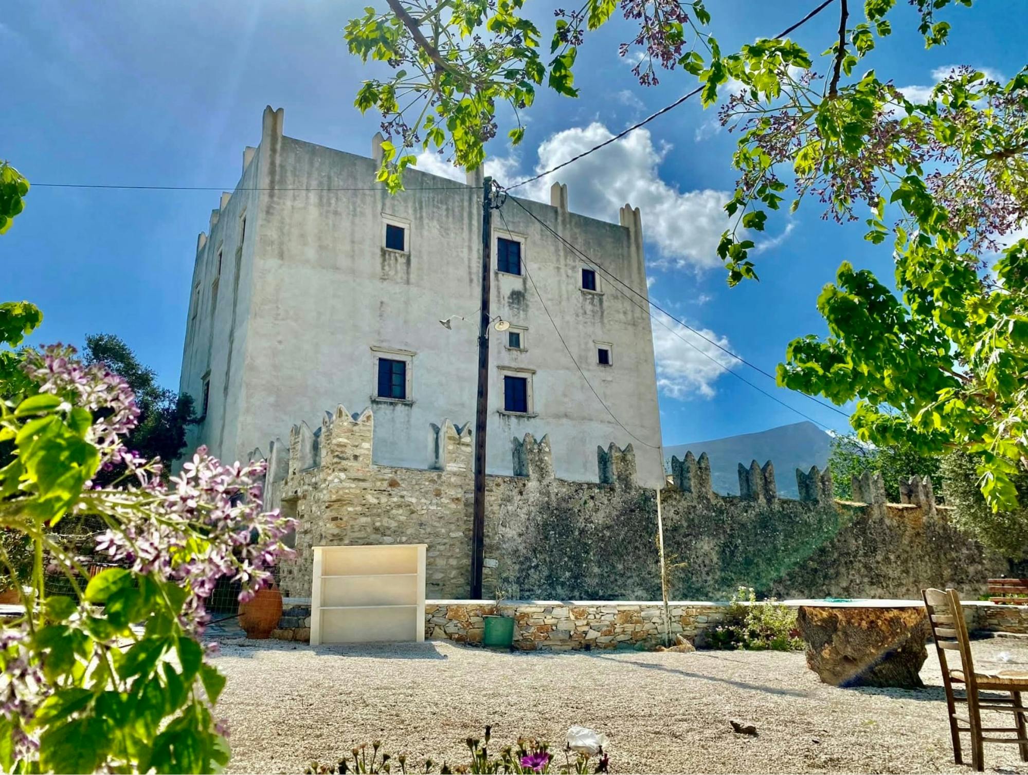 Naxos Island Bus Tour with Damalas and Apiranthos