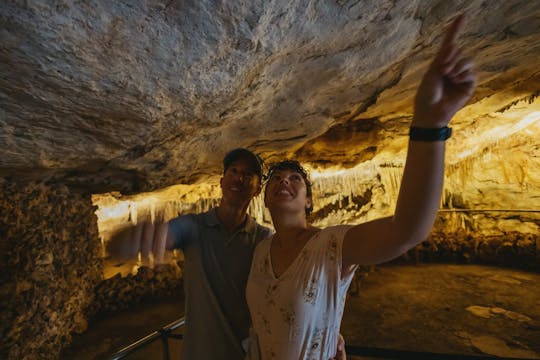 Drachenhöhlen, Perlengeschäft mit digitalem Museum und Tour zum lokalen Markt